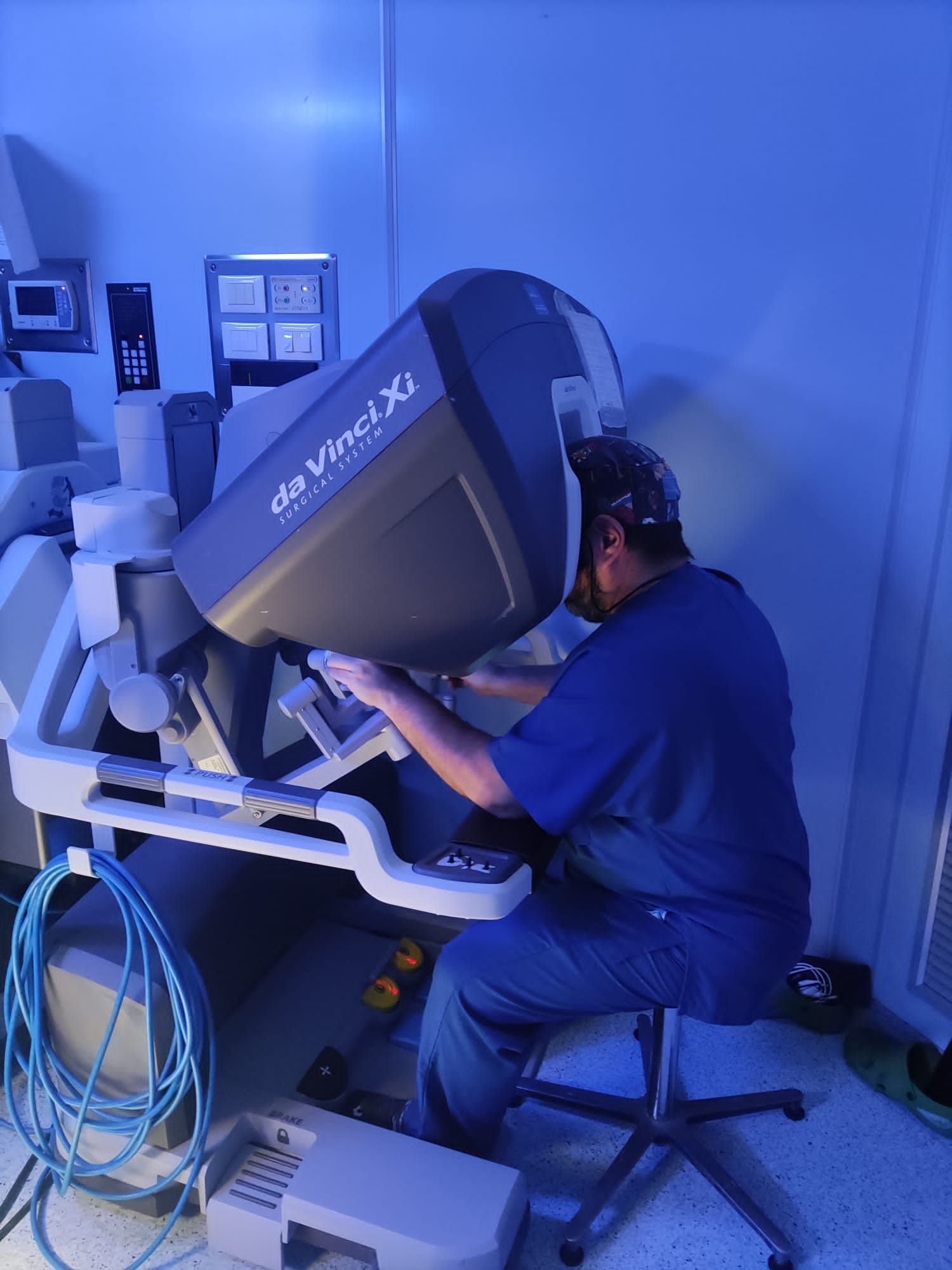 Foto intervento dott Tebala con Robot da Vinci 4454