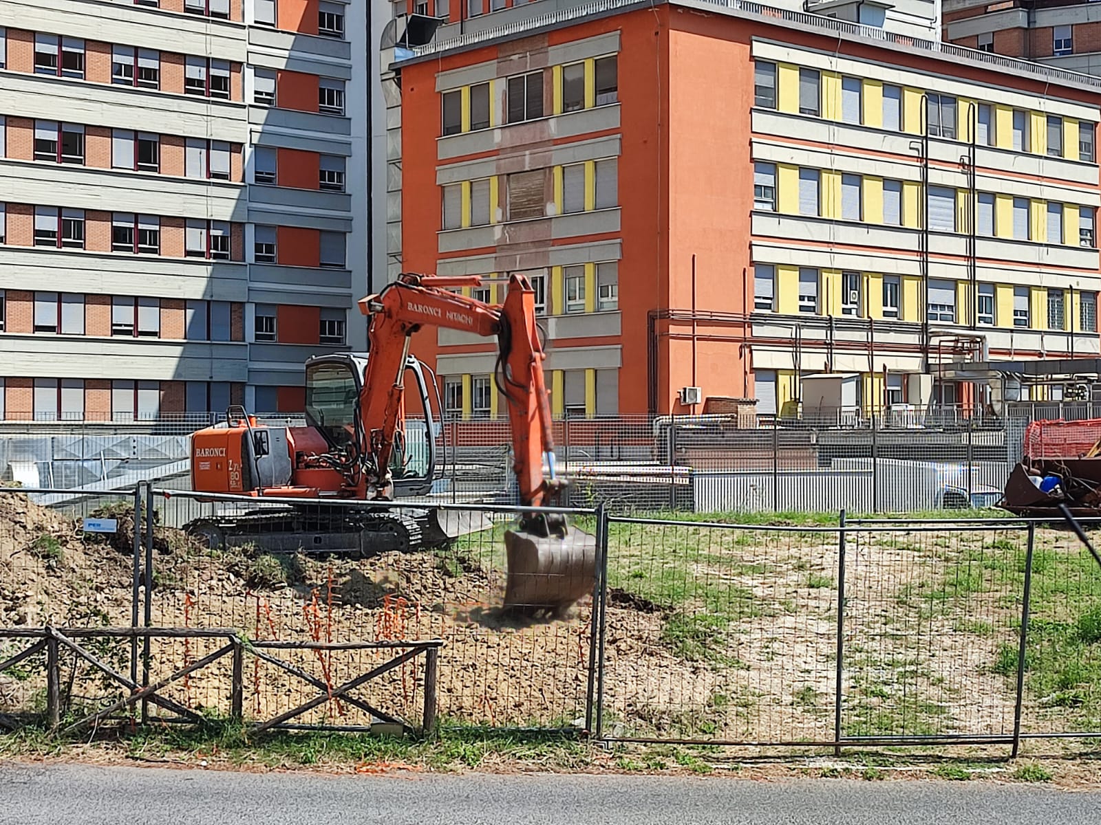 Foto inizio lavori per nuovi parcheggi auto ospedale 4057